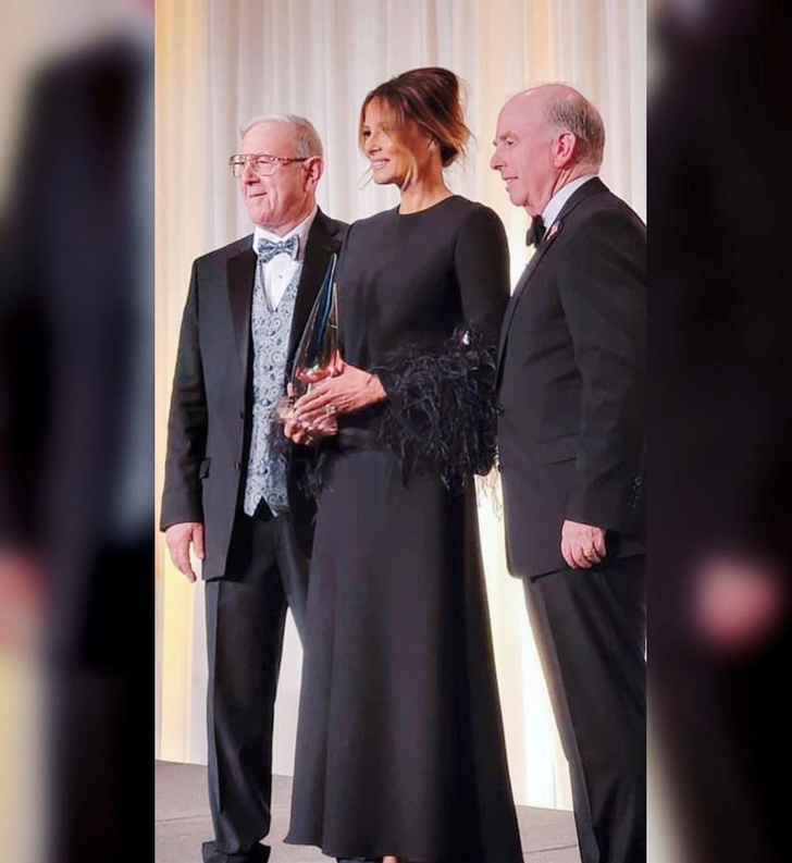 Бывших первых леди не бывает: Мелания Трамп затмила всех в роскошном черном платье Valentino