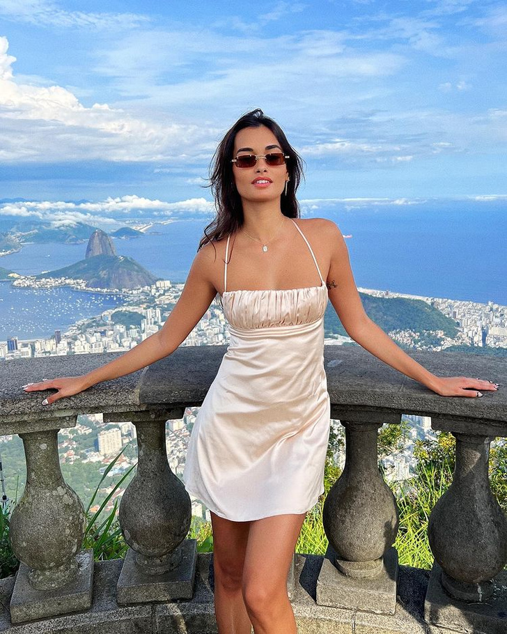 Жемчужная комбинация на голое тело, которую Жизель Оливейра носит с кедами в Рио