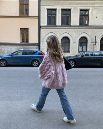 Объемный шерстяной свитер, как у Матильды Джерф, — модная и удобная альтернатива верхней одежде