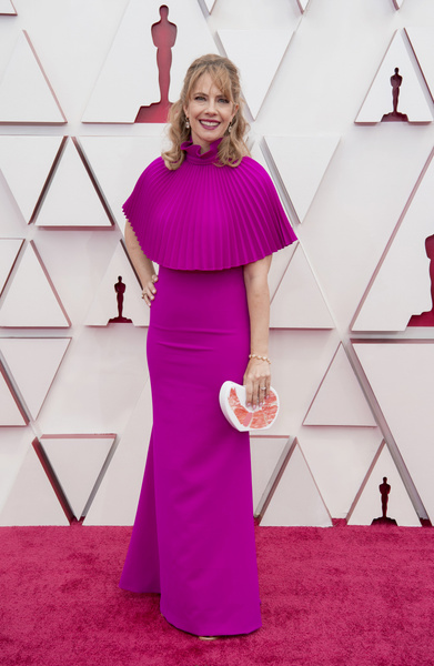 «Сердце» в руках, сумка-креветка, золотые кроксы: модные недоразумения 93-й премии «Оскар»