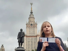 Отец Тепляковой сначала ругался с МГУ, чтобы Алисе разрешили посещать занятия, а теперь не водит ее на учебу