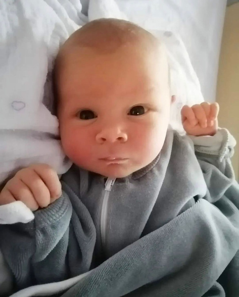 «Знакомьтесь, Эйтан»: Андрей Макаревич не стал закрывать смайлом лицо новорожденного сына