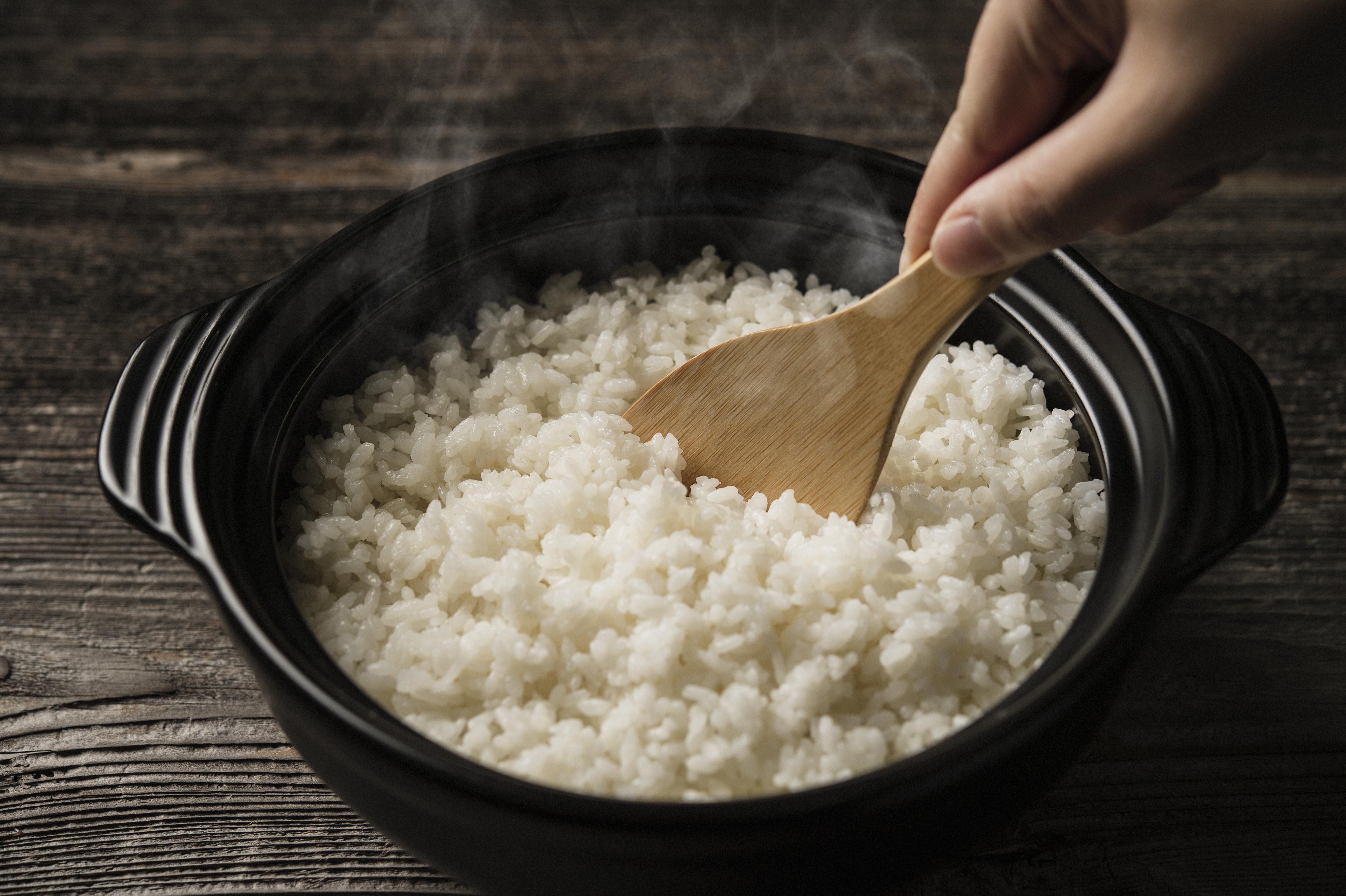 Кипящий рис. Рис. Рис вареный. Что приготовить с рисом. Приготовление риса.