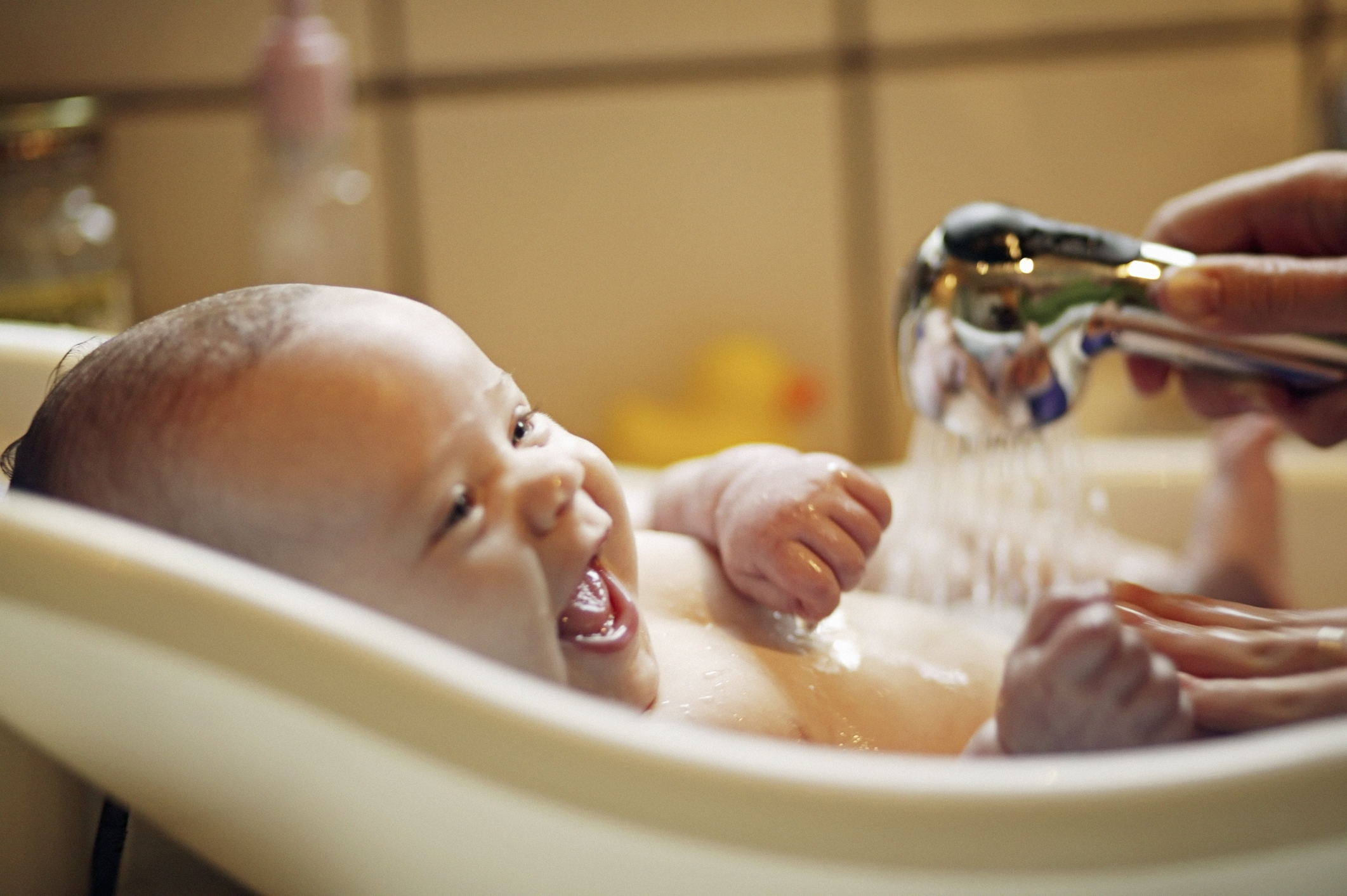 Мягкие купания. Гигиена малыша. Купание ребенка грудного возраста. Гигиена грудного ребенка. Умывание новорожденного ребенка.