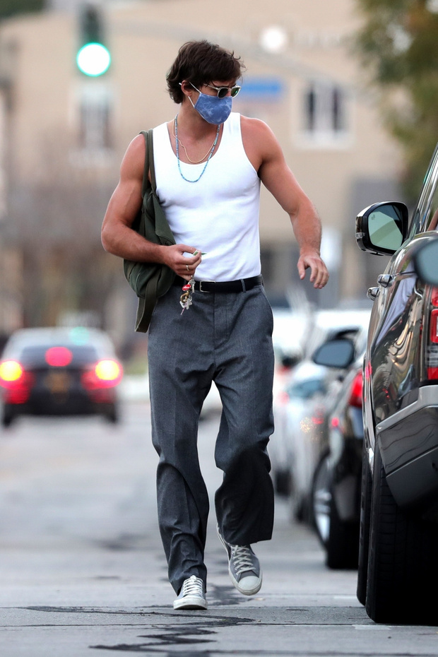 Белая майка, широкие брюки и бусы: Джейкоб Элорди показывает самый стильныйлетний образ для мужчин – VCNEWS