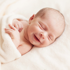 Сложно, но понять можно: ученые объяснили, почему младенцы улыбаются во сне
