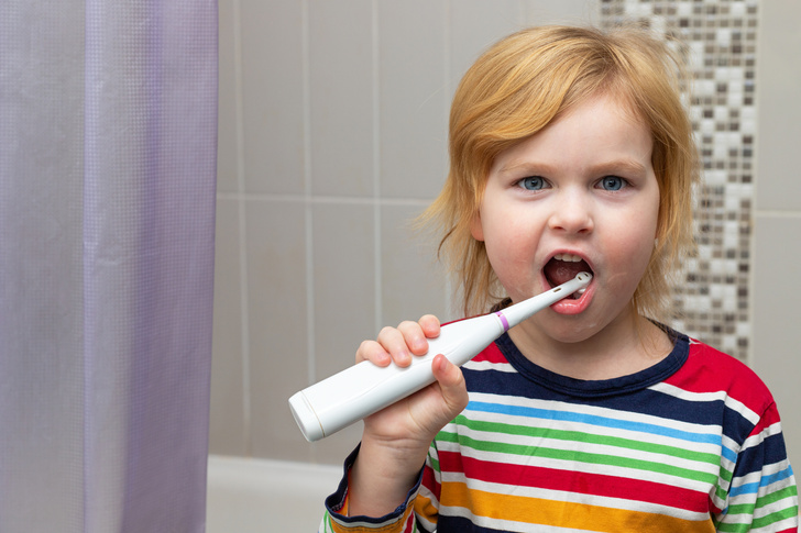 С какого возраста ребенок может чистить зубы электрической щеткой, когда ребенку можно пользоваться зубной нитью, ирригатор для детей можно ли, противопоказания, можно ли ребенку пользоваться электрической зубной щеткой