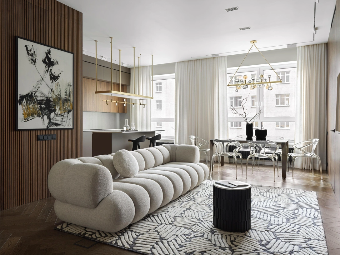 Кухня-гостиная, фрагмент. Центр притяжения в гостиной — диван Roche Bobois. | Источник: Сергей Красюк. Стиль: Яна Яхина и Полина Рожкова