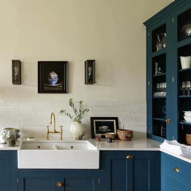 Кухонный гарнитур покрыт краской Farrow & Ball в оттенке Hague Blue № 30.