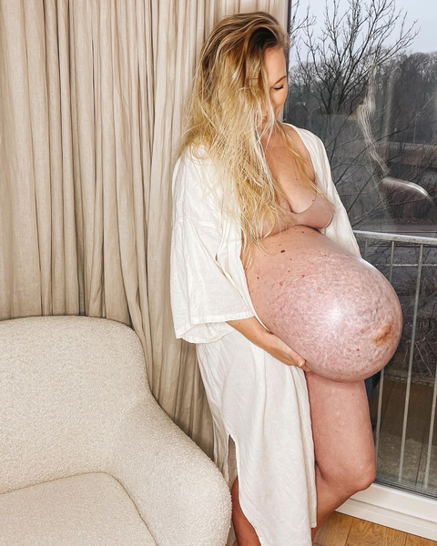 Беременная прославилась в сети из-за огромного живота очень необычной формы