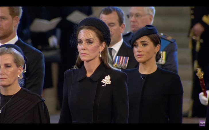 Гарри утирал слезы, а Меган как будто ухмылялась. Королева Елизавета II навсегда покинула Букингемский дворец