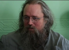 Кураев о Шукшиной, назвавшей вакцинацию чипированием: «С сумасшедшим надо говорить на его языке»