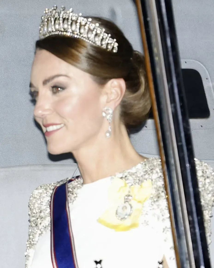 Первые кадры: Кейт Миддлтон подъезжает к Букингемскому дворцу в роскошной тиаре «Узелки любви» из жемчуга и бриллиантов