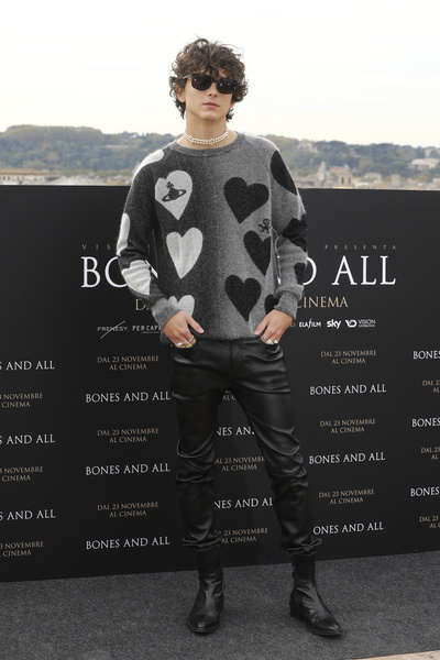 Серый свитер с принтом как у Тимоти Шаламе — самый теплый и модный микротренд на зиму 2023
