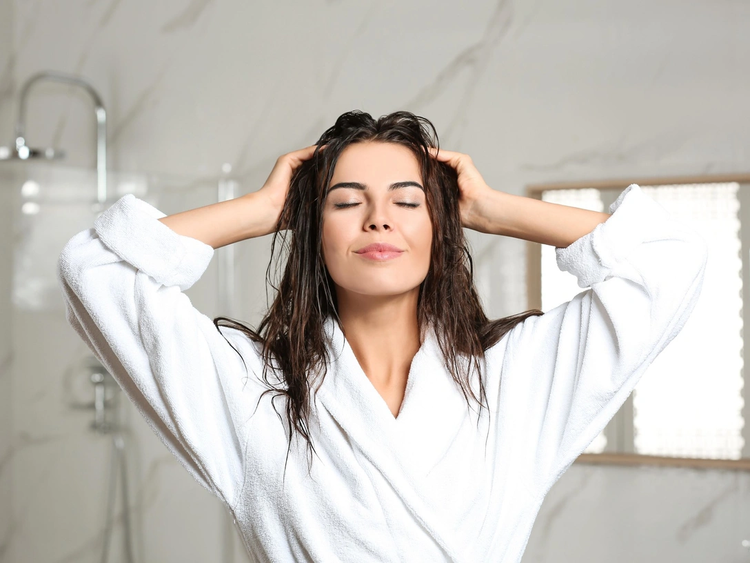 Печальные последствия: почему нельзя мыть голову слишком часто | marieclaire.ru