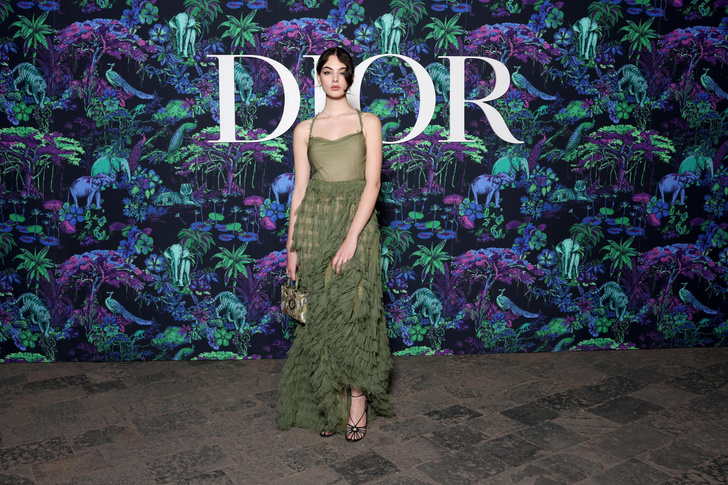 Дочь Моники Беллуччи спрятала ноги под длинной юбкой, тогда как Кара Делевинь блистала в мини: гости шоу Dior в Мумбаи
