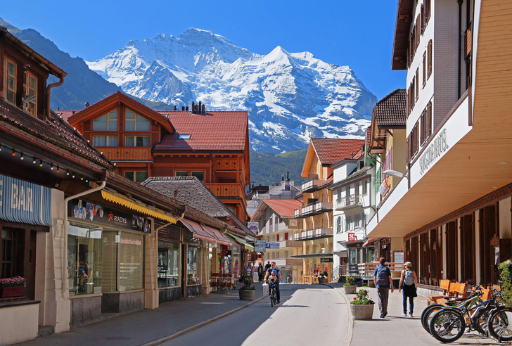 Какой массив в Альпах первым внесен в список ЮНЕСКО?