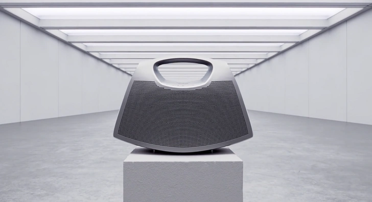 Balenciaga и Bang&Olufsen выпустили портативную колонку в форме сумки | Источник: Bang&Olufsen and Balenciaga