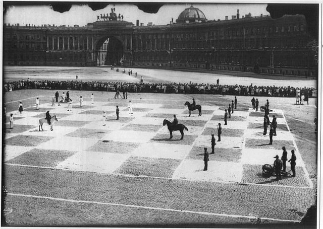 «Живые шахматы» на Дворцовой площади, 1924 год | Источник: Википедия