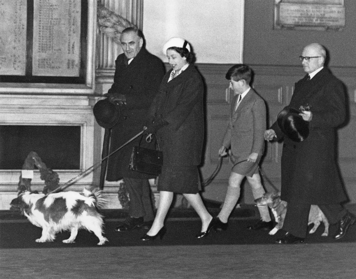 Королева Елизавета в январе 1960 года, за месяц до рождения принца Эндрю