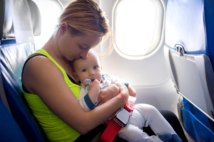 Русская стюардесса реанимировала младенца на борту самолета