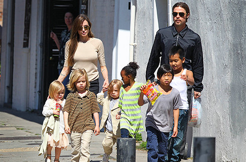 Анджелина Джоли (Angelina Jolie) и Брэд Питт (Brad Pitt) с детьми