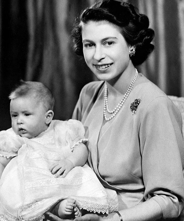 Редкое фото: молодая Королева Елизаветы с новорожденным сыном