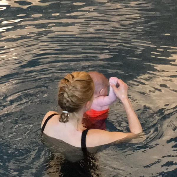 Трехмесячная дочь Волосожар и Транькова приступила к тренировкам в бассейне
