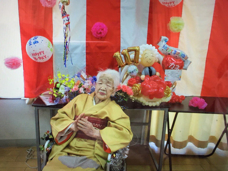 «Кока-Кола», тренировки мозга и дважды побежденный рак: какой мы запомним 119-летнюю японку Танаку Канэ