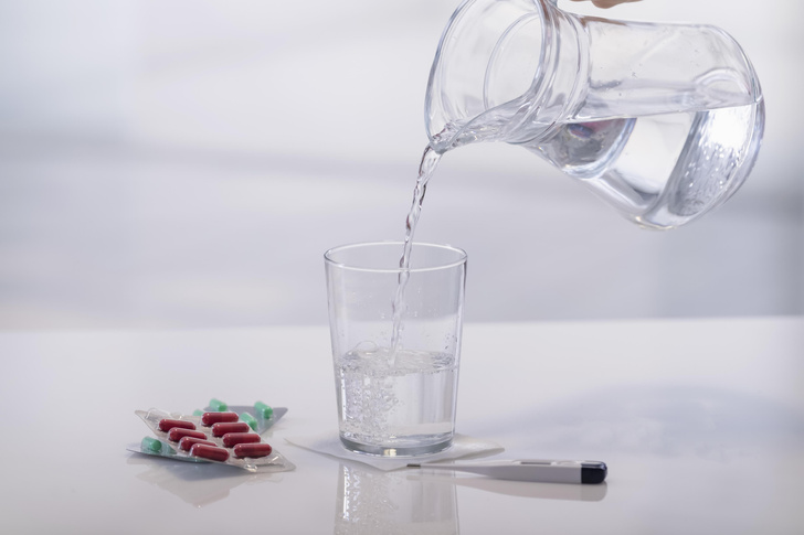 Почему инструкции к лекарствам требуют запивать таблетки водой?