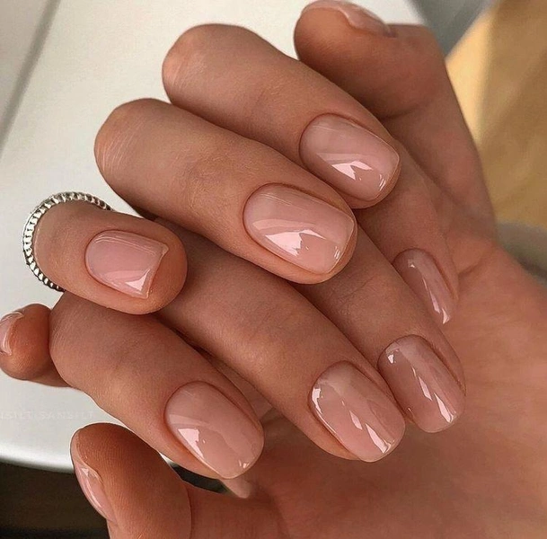 Lip gloss nails: как повторить трендовый маникюр с влажным, сияющим покрытием