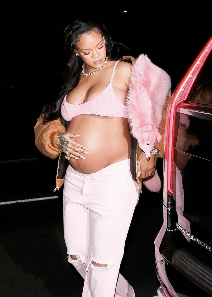Розовые джинсы - это божественно красиво: доказывает беременная Рианна. 