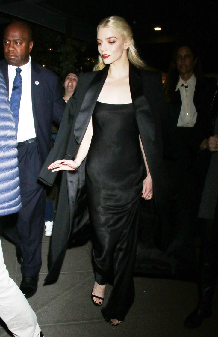 Живая Барби: Аня Тейлор-Джой в платье с декольте в форме прозрачной бабочки
