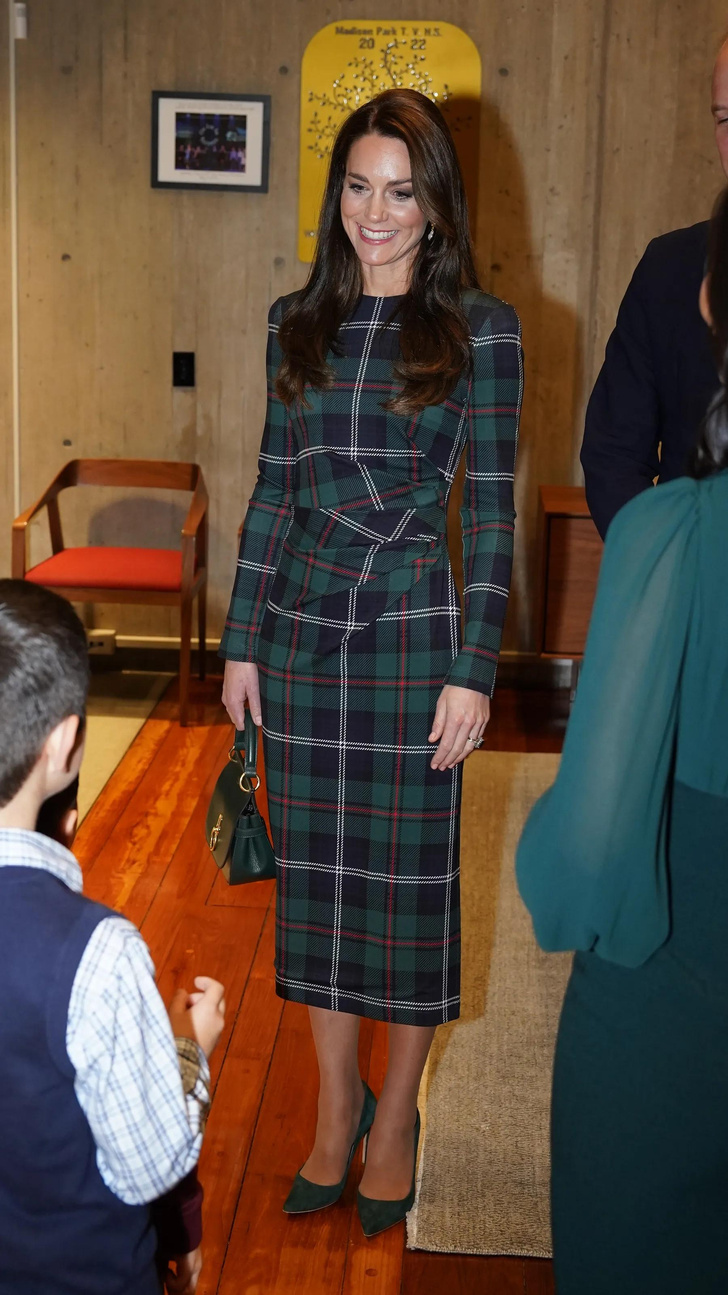 50 оттенков зеленого: как Кейт Миддлтон в платье-футляре и строгом пальто поразила сердца всех жителей Бостона