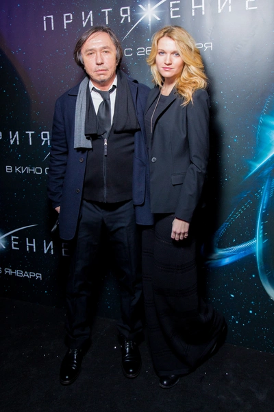 «Я долгое время работала с психологом будучи в этих отношениях. Когда тебе на протяжении долгого времени изменяют сознание: ни разу мне никто не говорил, какая я классная, красивая, притом что все вокруг это видели», — отмечала в соцсетях актриса