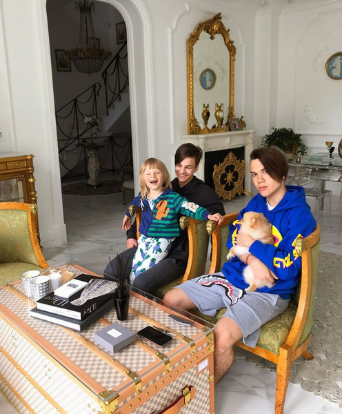 Яна Рудковская показала обоих своих взрослых сыновей на их последнем звонке
