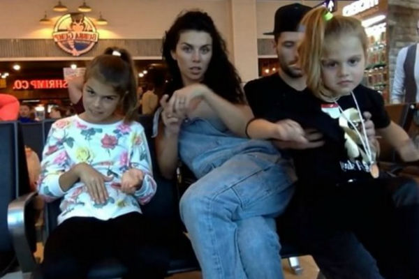 Анна Седокова с дочерьми и возлюбленным