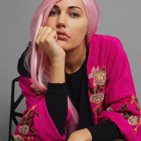 Звезда сериала «Великолепный век» Мерьем Узерли примерила розовый парик