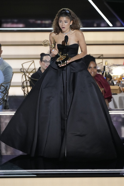 Самый лучший выход Зендаи за этот год — роскошное черное платье Valentino на «Эмми-2022»