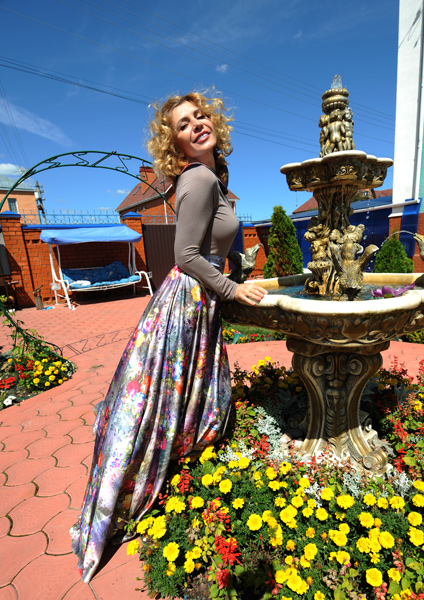 Участок вокруг дома Ирина Александровна оформляла сама: выбирала цветы, кустарники, устроила фонтан