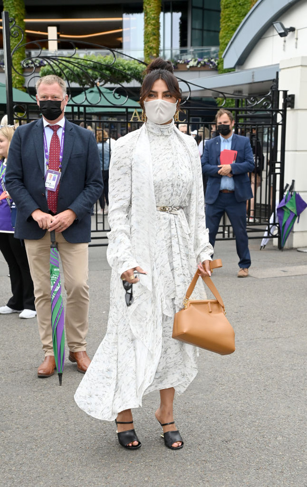 Фото №1 - Приянка Чопра в «мраморном» платье на Уимблдоне в компании будущей королевы