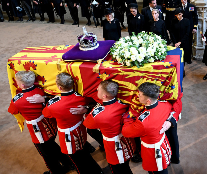 Скандал на прощании с Елизаветой II: неизвестный посягнул на гроб с телом королевы