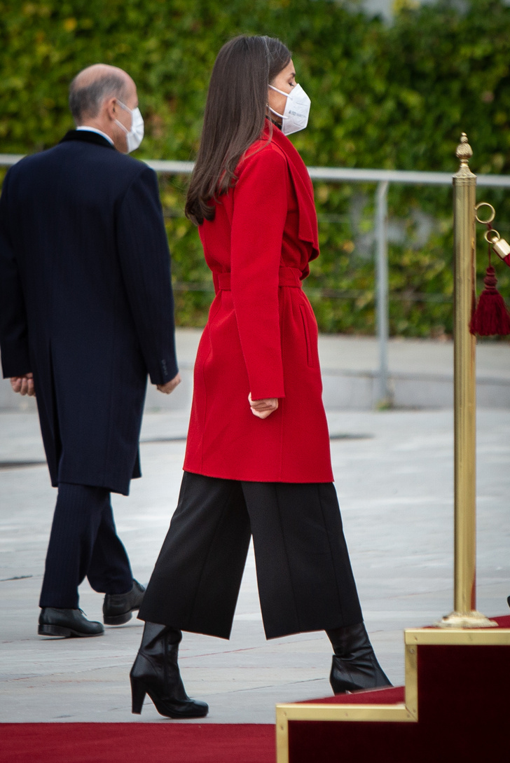 Новогоднее настроение: королева Летиция в красном пальто Boss и черных кюлотах в Мадриде