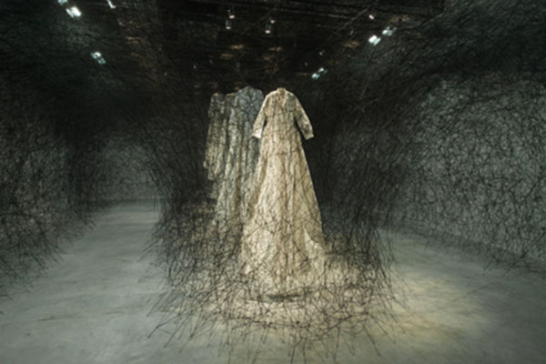 Инсталляция Тихару Сиота (Chiharu Shiota)