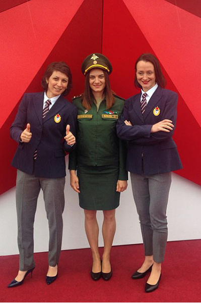 Елена Исинбаева (в центре) и ее подруги, олимпийские чемпионки Татьяна Лебедева (слева) и Елена Слесаренко