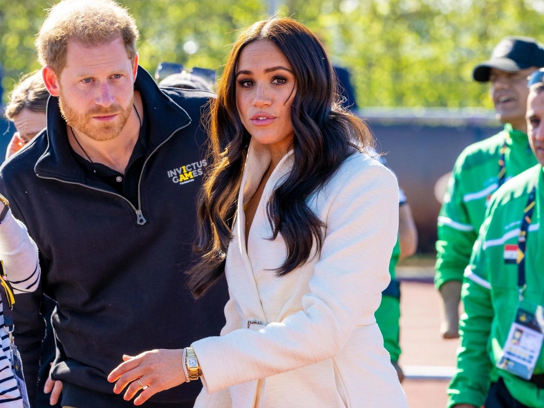 Никаких скрытых микрофонов: как король Карл будет следить за Меган и Гарри на своей коронации | marieclaire.ru