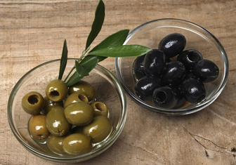 В чем разница между оливками и маслинами?