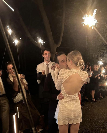 Страстные поцелуи и танцы с собачкой: дочь Михаила Барышникова сыграла свадьбу в Нью-Йорке