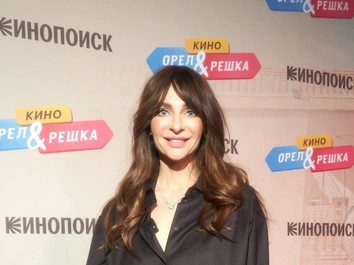 «Кто они? Забытые имена…»: Екатерина Варнава устроила безумные танцы рядом с модным Иваном Ургантом