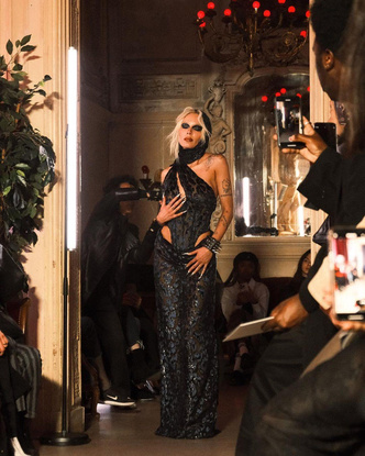 Шипы и золото: блестящий дебют Холзи на Неделе моды в Париже 🤩